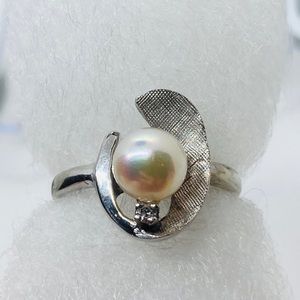 10k white gold diamond and pearl ring